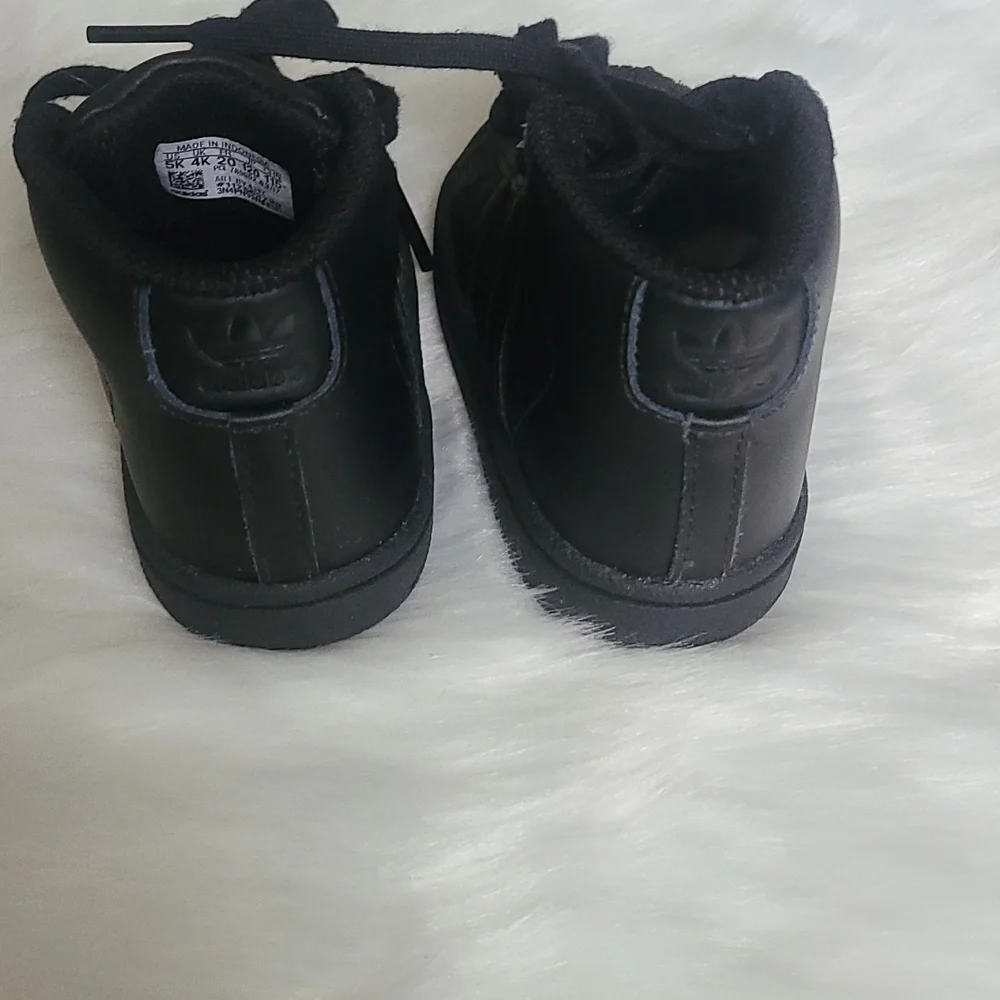 Black Adidas shoes for toodler - Picture 2 of 5
